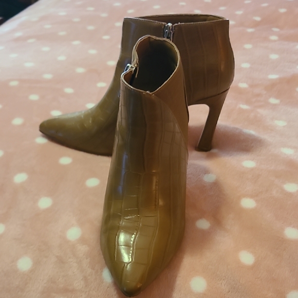 Elegant Tan Croc-Embossed Heeled Boots - Picture 3 of 6